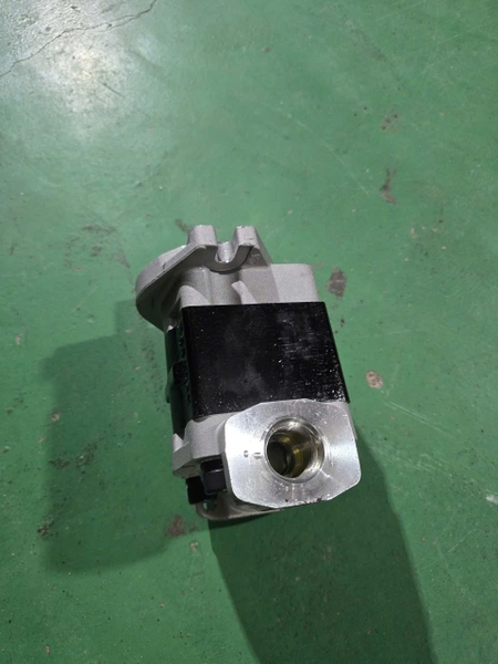 BƠM XE NÂNG 11T 1 KHOANG 60 Q.TRÁI VÀO BÍCH RA CÚT KXN TỐT