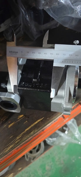 BƠM XE NÂNG 11T 1 KHOANG 60 Q.TRÁI VÀO BÍCH RA CÚT KXN TỐT