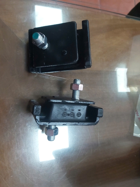 CAO SU CHÂN MÁY XE NÂNG TOYOTA 2.5T 7FD25 / 1DZ/2Z/4Y/5K BU LÔNG 2 ĐẦU LỖ ĐỊNH VỊ BÊN PHẢI