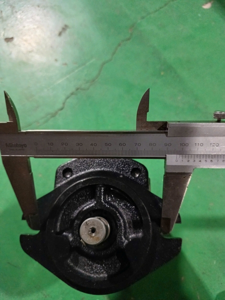 BƠM THUỶ LỰC XE NÂNG 1 KHOANG 77 / 20cc TRỤC TRƠN 17 QUAY PHẢI DẦU 2 BÊN BẮT CÚT