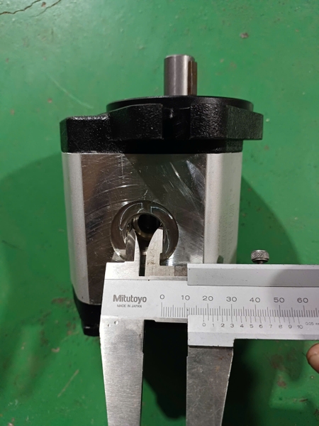 BƠM THUỶ LỰC XE NÂNG 1 KHOANG 77 / 20cc TRỤC TRƠN 17 QUAY PHẢI DẦU 2 BÊN BẮT CÚT
