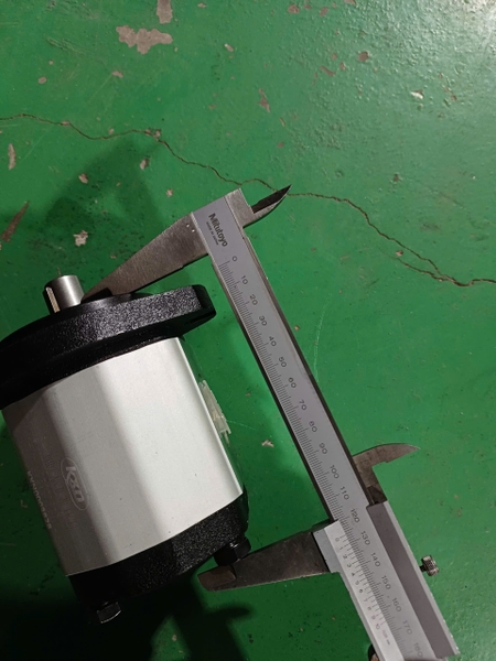 BƠM THUỶ LỰC XE NÂNG 1 KHOANG 77 / 20cc TRỤC TRƠN 17 QUAY PHẢI DẦU 2 BÊN BẮT CÚT