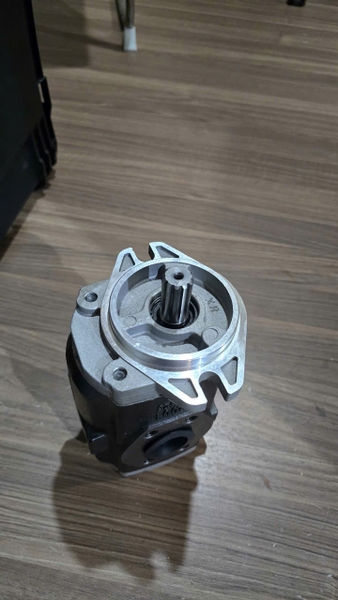 BƠM XE NÂNG FD25C-16 FD30 11T 2 KHOANG Q TRÁI 37B-1KB-5040 KXN