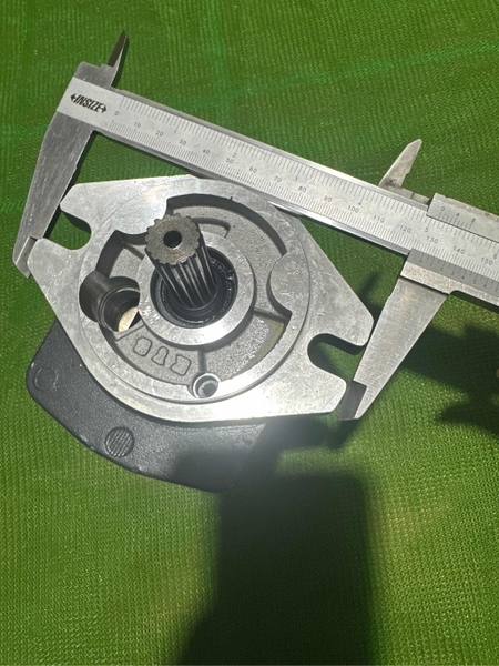 BƠM KHIỂN YAMA55 VIO55 EX55 15T*2TAI KHOANG 36 LỖ DẦU MẶT VÀ ĐUÔI DHT ( BH03T)