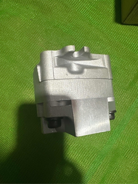 BƠM KHIỂN PC50UU-2:  LỖ TO*10T*2T*Tâm 81*1 đường dầu* khoang25*H97 = PC35-8 - TN