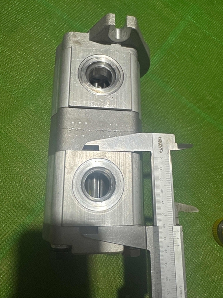 BƠM KHIỂN EX55 - 2 KHOANG 10T*2T*Cổ 82* Tâm 95*H222 (2 vào 2 ra) KOREA-hydrauLic