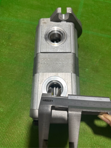 BƠM KHIỂN EX55 - 2 KHOANG 10T*2T*Cổ 82* Tâm 95*H222 (2 vào 2 ra) KOREA-hydrauLic