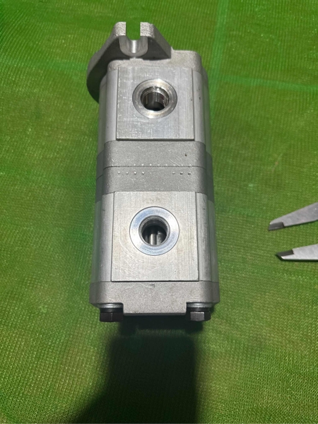 BƠM KHIỂN EX55 - 2 KHOANG 10T*2T*Cổ 82* Tâm 95*H222  (2 vào 2 ra) KOREA-hydrauLic