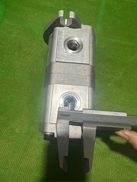BƠM KHIỂN EX55 - 2 KHOANG 10T*2T*Cổ 82* Tâm 95*H222  (2 vào 2 ra) KOREA-hydrauLic