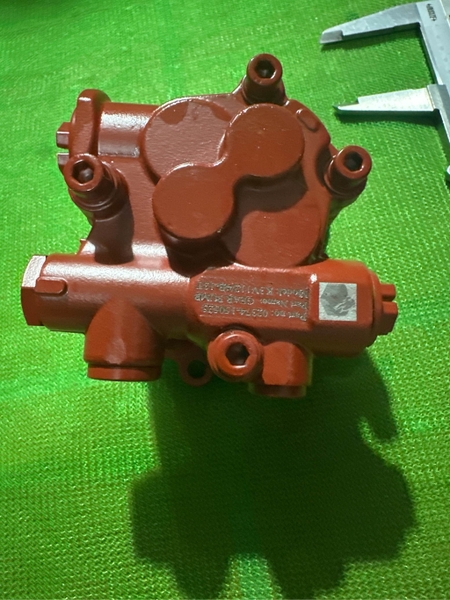 BƠM KHIỂN K3V112 = K5V140 - 4BL*13T* 3 ĐƯỜNG DẦU -CỔ ĐỊNH VỊ 90  TM BH04 THÁNG