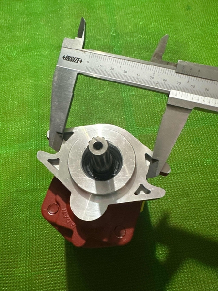 BƠM KHIỂN K3V63/K3V112 (ĐUÔI SK200-1/3) - 2BL*12T*Cổ định vị 50.8* Tâm 70* -DHT BH04T