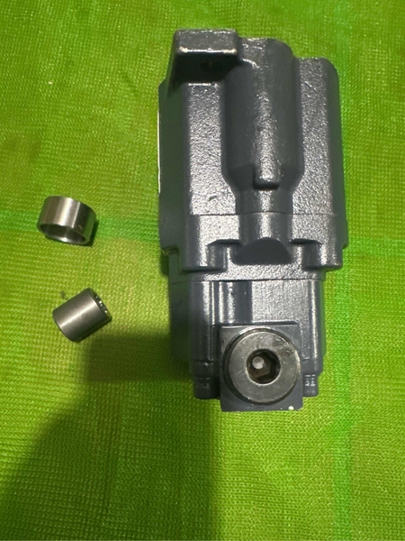 BƠM KHIỂN AP2D25 AP2D28 R60 (10CC) LƯU LƯỢNG CAO 4BL THẤP (1 VÀO 2 RA)  hơn mặt*2 đg dầu mặt*1 cạnh 2 đg dầu*1 cạnh 1 đg dầu 10CC (LỐP) BH 5T DHT