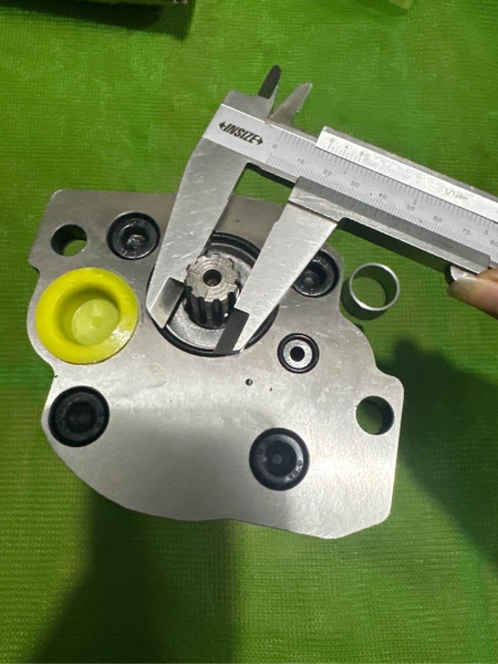 BƠM KHIỂN AP2D25 AP2D28 R60 (10CC) LƯU LƯỢNG CAO 4BL THẤP (1 VÀO 2 RA)  hơn mặt*2 đg dầu mặt*1 cạnh 2 đg dầu*1 cạnh 1 đg dầu 10CC (LỐP) BH 5T DHT