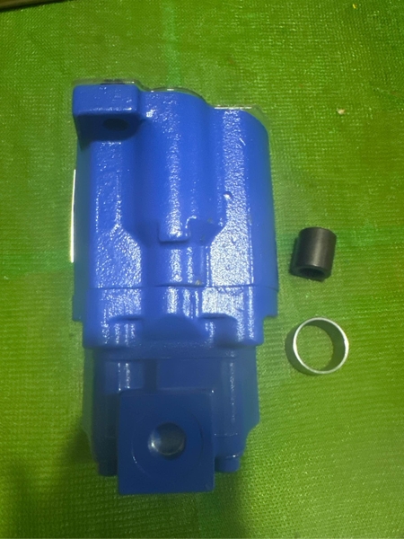 BƠM KHIỂN AP2D25 DX55W 18*9cc 4BL CHÌM / 2 LỖ DẦU BẰNG NHAU OEM