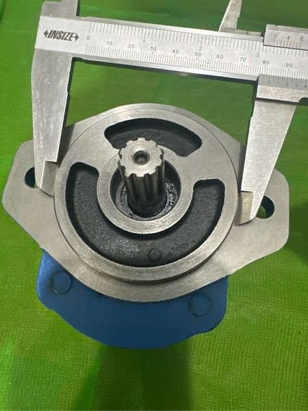 BƠM KHIỂN R1400- K5V80 - 10T*2TAI LIỀN TÂM  107* CỔ 82* 2 KHOANG*H194