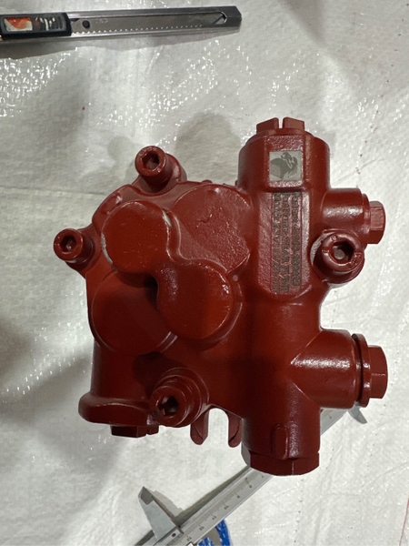 BƠM KHIỂN K3V112 - 2BL*13T*3 ĐƯỜNG DẦU*CỔ ĐỊNH VỊ 77 ( TAI VÀ ĐƯỜNG DẦU THẲNG NHAU) DHT - BH05T