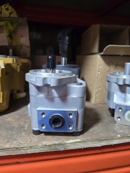 BƠM LÁI D65 10THEN* 1 KHOANG * DẦU 2 BÊN BẮT BÍCH ( TÂM BẮT 18*38*22*48) SBR14CC/21CC/KXN0000363 - NC