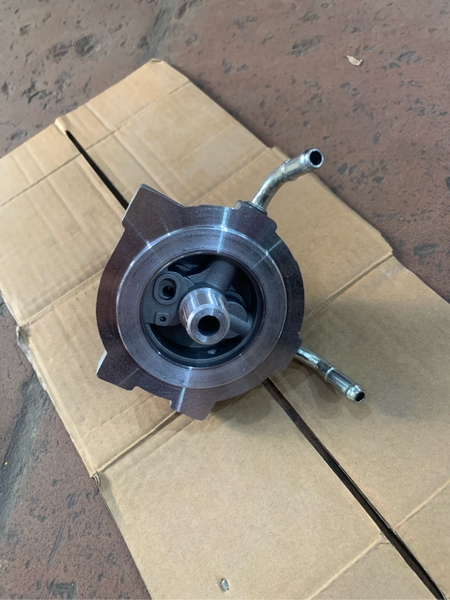 ĐẾ LỌC CÓ BƠM TAY XE NÂNG C240 ( BU LÔNG BẮT NGANG) IT BÁN  TCM HLP