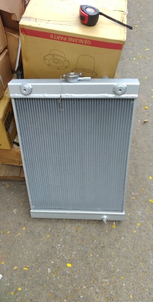 KÉT NƯỚC DX55 DX60-9 2010-2012 505*735*60 ỐC Ở MẶT XP