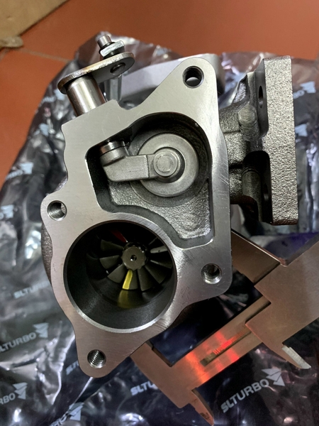 TUR BO PC130-7/8/4D95 TD04L-CÓ ĐIỀU TỐC-SL.ĐẾ(40*73)CỔ HÚT BẮT 3BL TÂM 67 PHI LỖ 38.CỔ GIÓ(67*78)CỔ XẢ BẮT 4BL