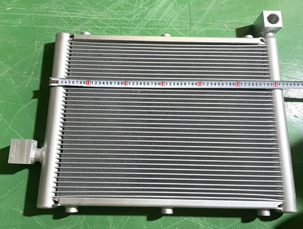KÉT THUỶ LỰC DX55 2013 490*630*5.3 2 ĐẦU VÀO RA Ở CẠNH SƯỜN - 09