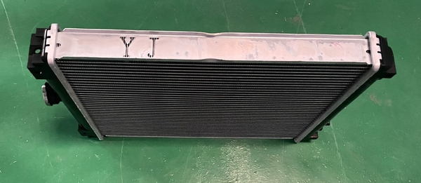 KÉT NƯỚC PC58 PC40-8 YAMA55 410*550*60  TRÊN TRÁI - DƯỚI PHẢI - 09