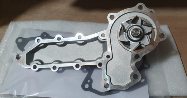 BƠM NƯỚC KOBUTA V2403-7 15221-73030 (KHÔNG LỖ DẦU MÕM,CÓ VÒI TRÊN THÂN VÀ GỜ TRÊN THÂN BƠM) - BTS