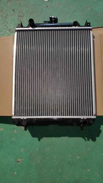 KÉT NƯỚC PC58 PC40-8 SK50-3 YAMA55 410*550*60  TRÊN TRÁI - DƯỚI PHẢI - 09