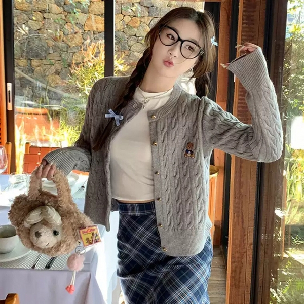 Áo khoác len cardigan thêu gấu cúc tim Tuvada - LCG53