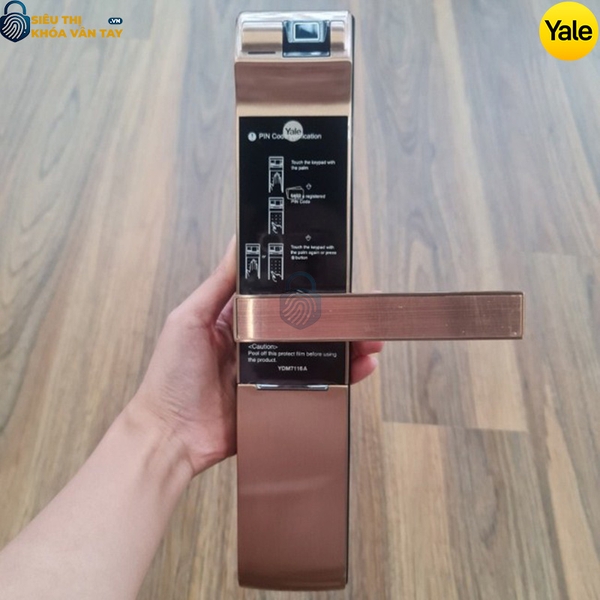 Mặt trong khóa thông minh Yale YDM7116A RB tích hợp khay chứa pin và chốt an toàn
