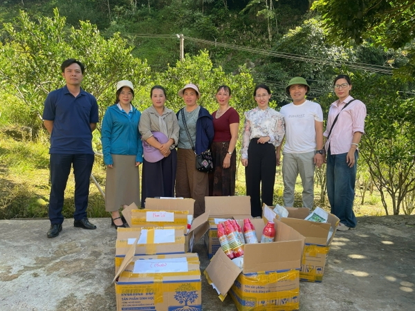 VIỆN NCKH&ƯD BÀN GIAO PHÂN BÓN CHO MÔ HÌNH TRỒNG QUÝT XANH, BỀN VỮNG TRONG KHUÔN KHỔ DỰ ÁN DO OXFAM TÀI TRỢ