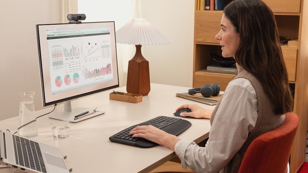 Bộ bàn phím chuột không dây Logitech Signature Comfort Plus MK880 Than chì 920-014020