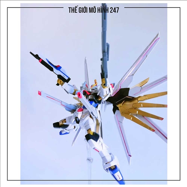 MÔ HÌNH LẮP RÁP HG 250 MIGHTY STRIKE FREEDOM FIGHTER (KÈM ĐẾ + DECAL NƯỚC)