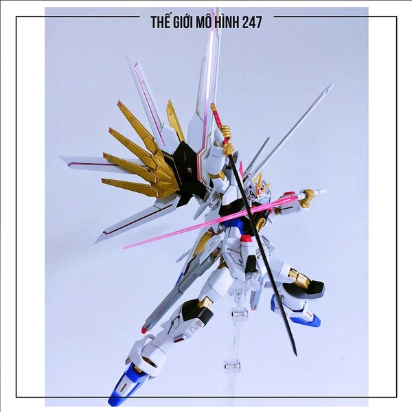 MÔ HÌNH LẮP RÁP HG 250 MIGHTY STRIKE FREEDOM FIGHTER (KÈM ĐẾ + DECAL NƯỚC)