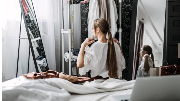 Mặc đẹp tuổi 30+: 5 lỗi phối đồ cần tránh để không bị 