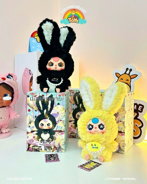 ĐỒ CHƠI HỘP MÙ GẤU BÔNG BABY THREE THỎ THỊ TRẤN