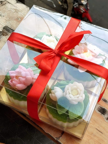 Hộp Nhựa Mika - 4 Bánh Lót Vuông Đế Giấy Vàng - 4 Ngăn 20x20cm Cao 10cm