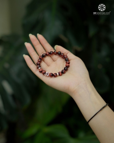 Vòng Tay Mắt Hổ Đỏ 8mm Charm Chữ OM ॐ