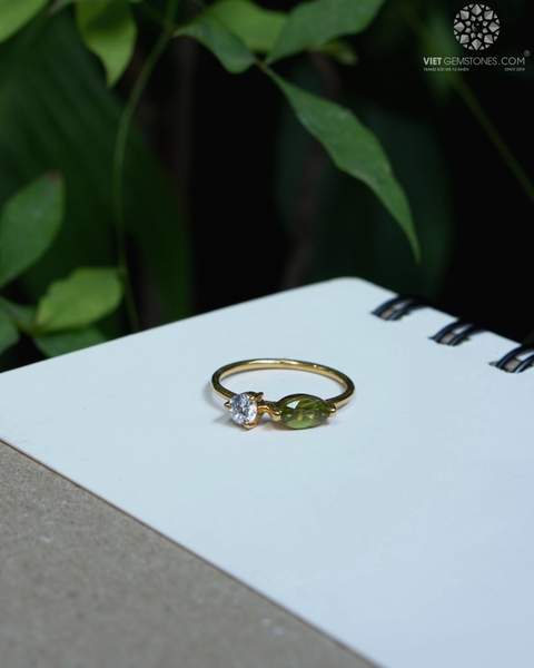 Nhẫn Peridot Đính Đá Bạc Xi Vàng 03