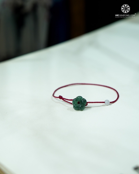 Vòng Tay Hoa Lam Ngọc Phối Chỉ Đỏ