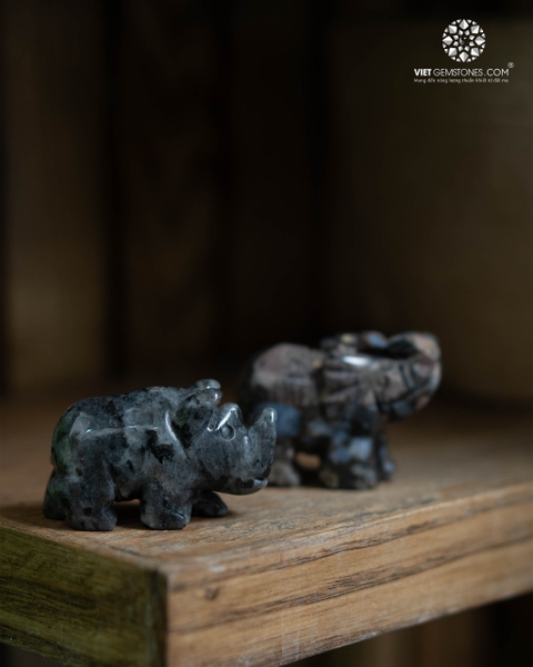 Tê Giác Đá Tự Nhiên