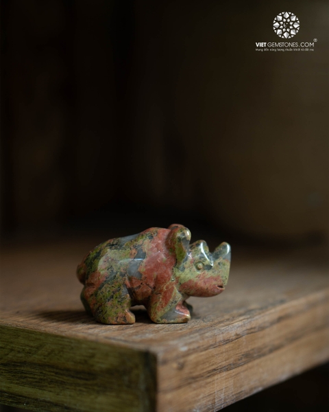 Tê Giác Đá Tự Nhiên