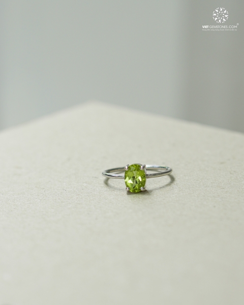 Nhẫn Đá Peridot Bạc 950 Phủ Bạch Kim