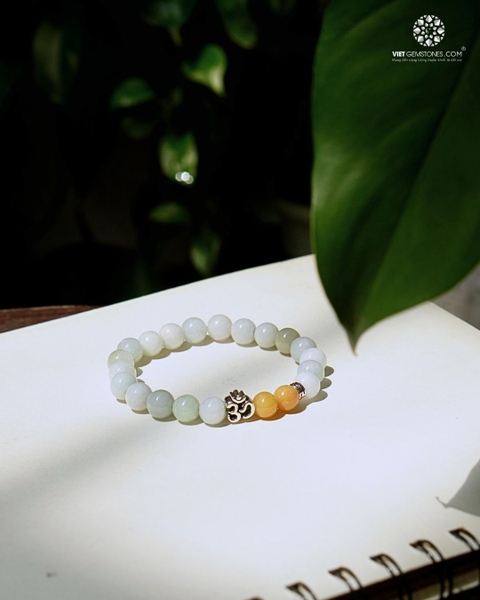 Vòng Tay Cẩm Thạch 8mm Charm Chữ OM ॐ