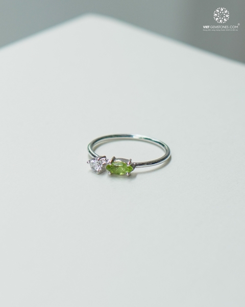 Nhẫn Đá Peridot Bạc 950 Phủ Bạch Kim 03