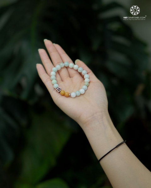 Vòng Tay Cẩm Thạch 8mm Charm Chữ OM ॐ