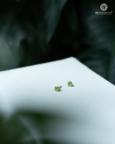 Bông tai bạc tinh thể thô Peridot