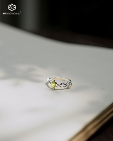 Nhẫn Bạc Peridot Đính Đá