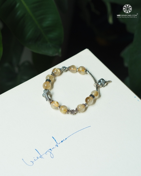 Lắc Tay Mân Côi Thạch Anh Tóc Vàng Charm Mèo Neko