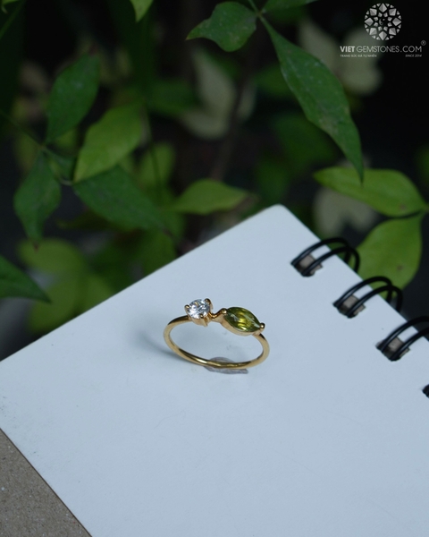 Nhẫn Peridot Đính Đá Bạc Xi Vàng 03
